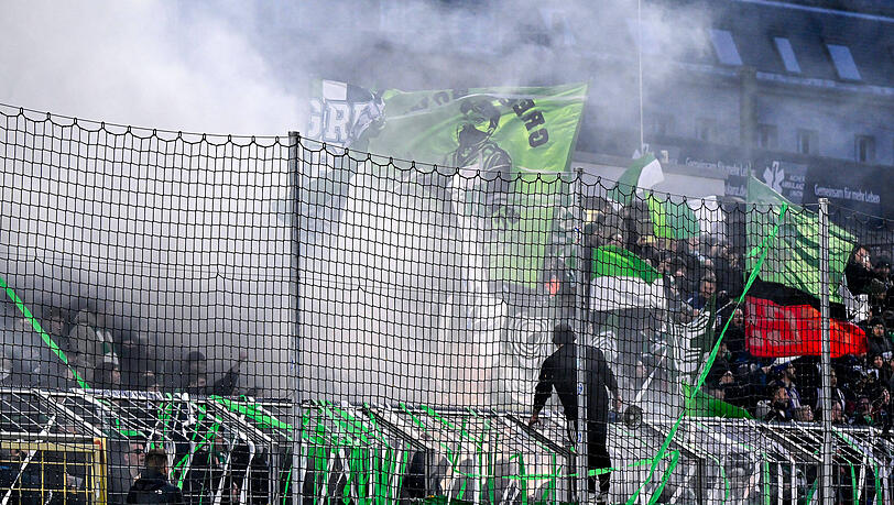 Zündeten vor der Partie Pyro: Die Fans aus Schweinfurt.