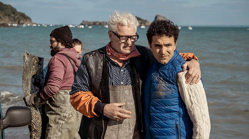 Victor (Filip Peeters, links) will, dass sein Neffe Alain (David Vormweg) die Insolvenzberaterin ausspioniert. Victor (Filip Peeters, links) will, dass sein Neffe Alain (David Vormweg) die Insolvenzberaterin ausspioniert.