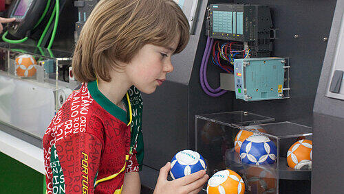 [BU]Spielerisch Technik erleben: An Bord ist auch eine Mini-Fabrik zur Herstellung von kleinen Fußbällen.