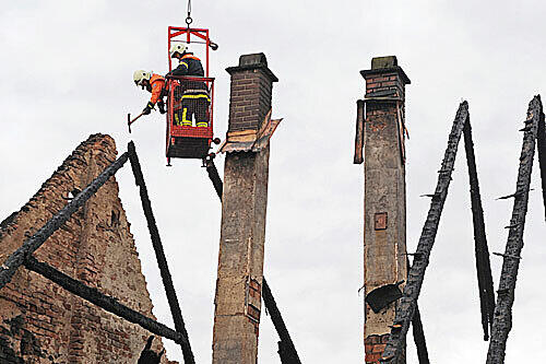 Feuerwehrmänner bei der Arbeit.