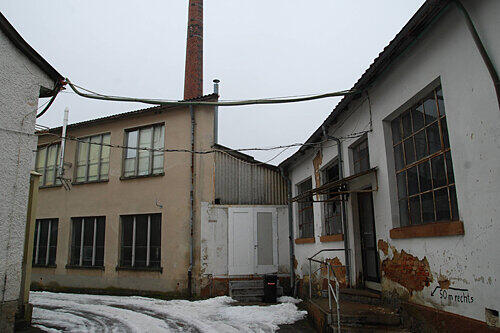 Das Areal der alten Farben-Fabrik liegt im Ortskern von Schonungen. Bald wird saniert &ndash; zahlen sollen die Bürger.