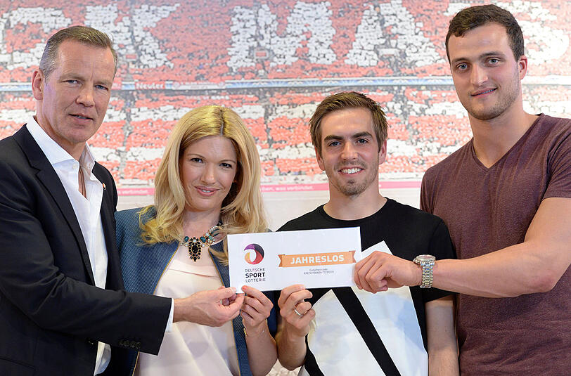 Der ehemalige Boxprofi Henry Maske (l-r), Fernseh-Moderatorin Jessica Kastrop, Fußballprofi Philipp Lahm und der ehemalige Schwimmer Markus Deibler bei der Vorstellung von Lahm als Neu-Gesellschafter.