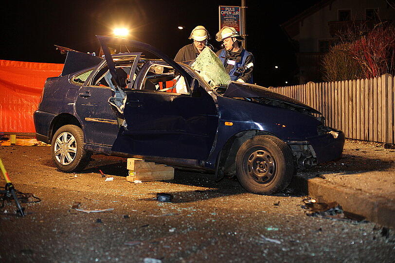 Bei Traunreut hat sich am Freitag ein schwerer Verkehrsunfall ereignet. Die Bilder.