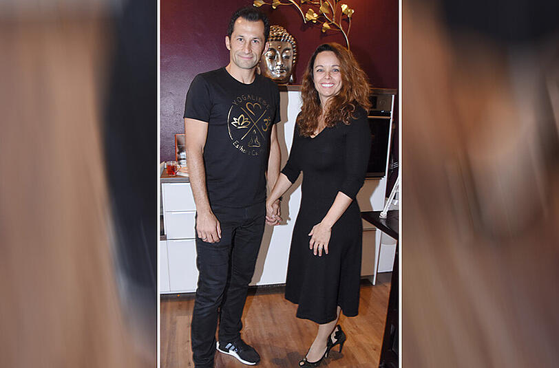 Im neuen Yoga-Studio: &bdquo;Brazzo&ldquo; und seine Frau Esther Copada.