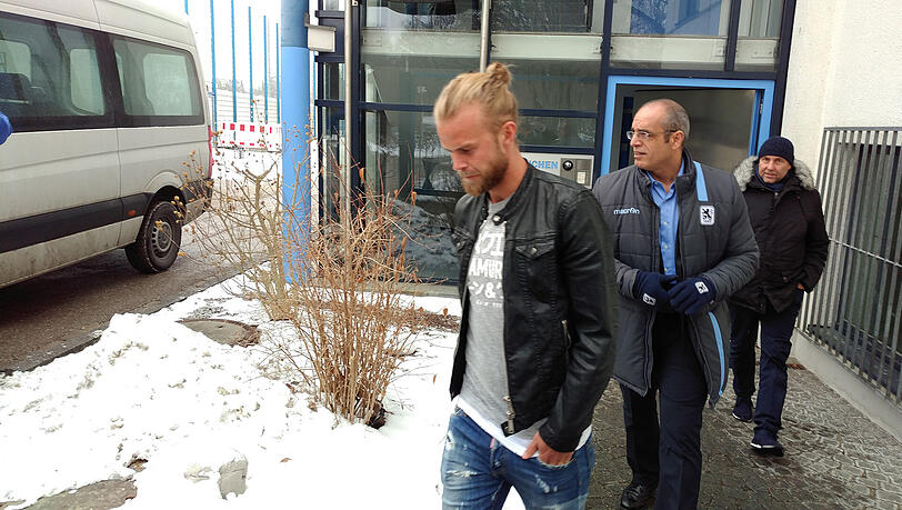 Christian Gytkjaer bei seiner Ankunft auf dem Vereinsgelände des TSV 1860 München. Rechts daneben: Geschäftsführer Anthony Power.