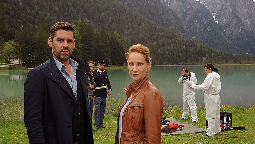 "Der Bozen-Krimi: Mörderisches Schweigen": Sonja (Chiara Schoras) und Matteo (Tobias Oertel) müssen den Tod einer Vermissten aufklären "Der Bozen-Krimi: Mörderisches Schweigen": Sonja (Chiara Schoras) und Matteo (Tobias Oertel) müssen den Tod einer Vermissten aufklären