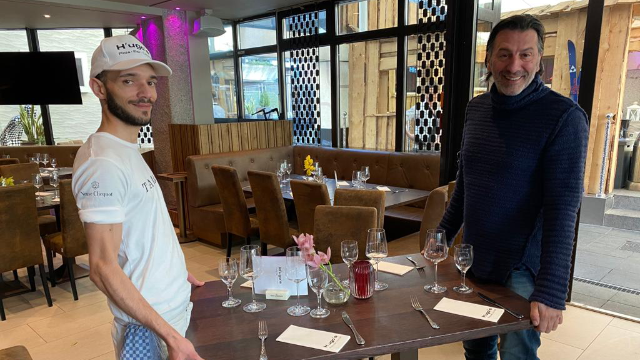 Platz da! Gastronom Ugo Crocamo (r.) und Mitarbeiter Antonino entfernen Tische im H&rsquo;ugo&rsquo;s am Promenadeplatz, damit der Mindestabstand passt.