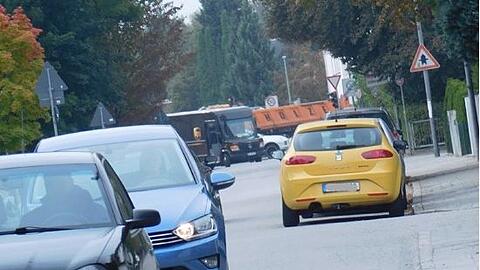 Die Truderinger Bahnstraße, hier fahren immer wieder Lkw durch, weil ihnen ein anderer Weg durch die Gemeinde Haar versperrt wurde.