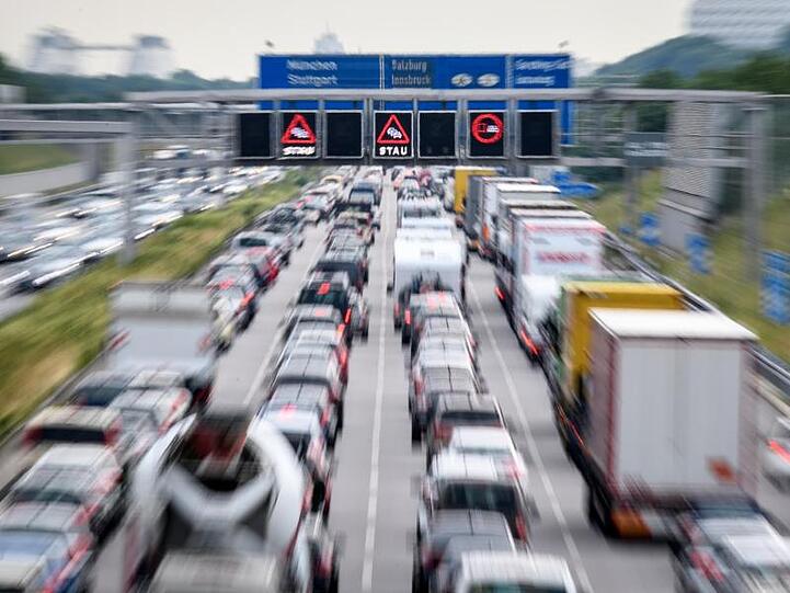 Zähfließender Verkehr herrscht auf der Autobahn A9. Foto: Matthias Balk/Archivbild