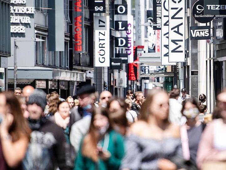 Eine Menschenmenge, einer Haupteinkaufsstraße. Viele Geschäfte haben erst Ende April unter Auflagen wieder öffnen dürfen.