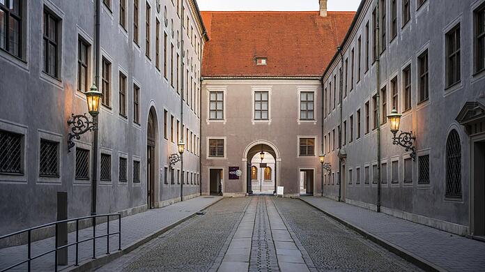 Eingang zu einem Innenhof in der Residenz.