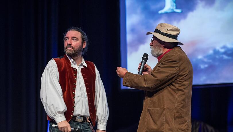Befragung vor der aktuellen Hörspieleinspielung: Tommy Krappweis mit dem Germanisten Rudolf Simek. Befragung vor der aktuellen Hörspieleinspielung: Tommy Krappweis mit dem Germanisten Rudolf Simek.