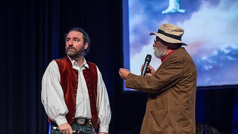 Befragung vor der aktuellen Hörspieleinspielung: Tommy Krappweis mit dem Germanisten Rudolf Simek.
