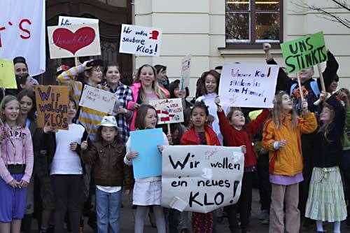 Freitags-Demo vor der Schule an der Hochstraße.