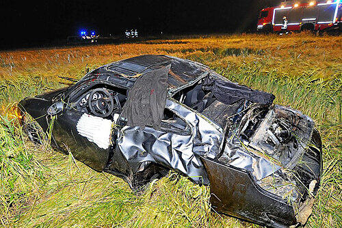Total zertrümmert blieb der Porsche im Getreidefeld liegen. Der Fahrer war erstmal verschwunden.
