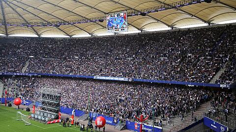 Fans des HSV verfolgen das Relegationsrückspiel in der Imtech Arena in Hamburg.