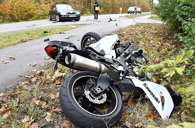 Beim Zusammenstoß mit dem Skoda wurde der Motorradfahrer durch die Luft geschleudert.