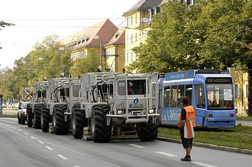 Seismik-Messungen: Mit speziellen Vibro-Fahrzeugen erforschen die SWM noch bis Ende März Münchens Untergrund