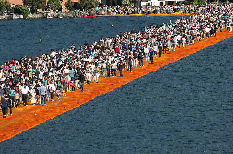 Christos Mammut-Installation "Floating Piers" ist fertig. Die beeindruckenden Bilder.