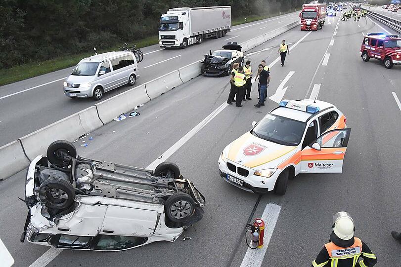 Der hochmotorisierte Mustang rammt den Fiat einfach von der Fahrspur.