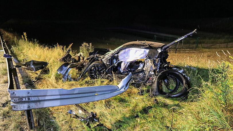 Ein 26-jähriger Fahrer starb bei einem Horrorcrash auf der A3 Richtung Aschaffenburg.