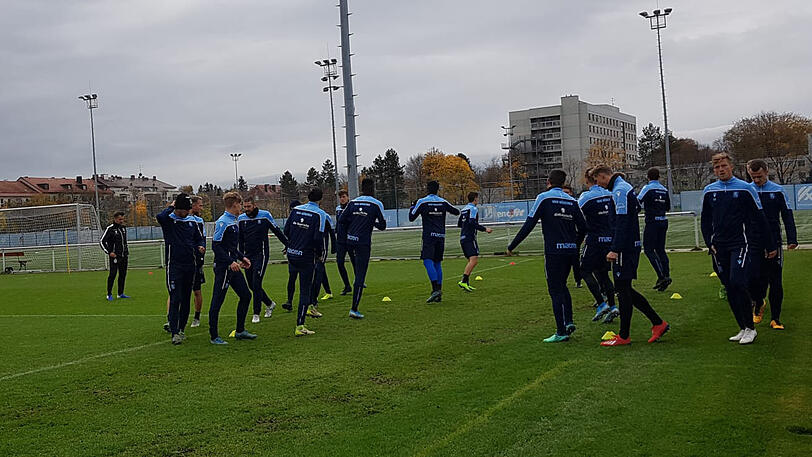 Die Mannschaft bei der ersten Trainingseinheit nach dem Rücktritt von Daniel Bierofka.