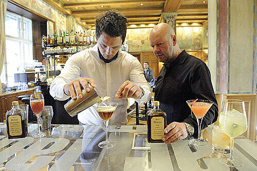 Cocktail-Altmeister Ernesto Lechthaler (rechts) will der Bar des Parkhotels Laurin mit neuen Drinks einen Schuss London verleihen.