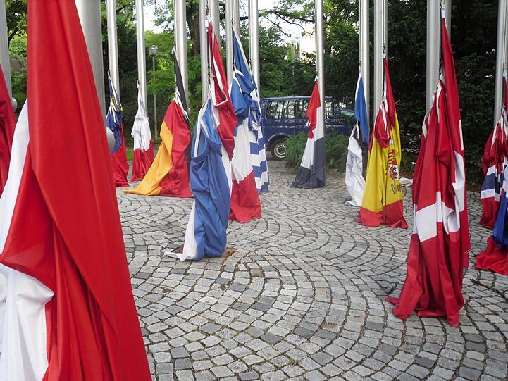 Flagge bekennen für Europa: am Boden oder als Fähnchen im Wind!