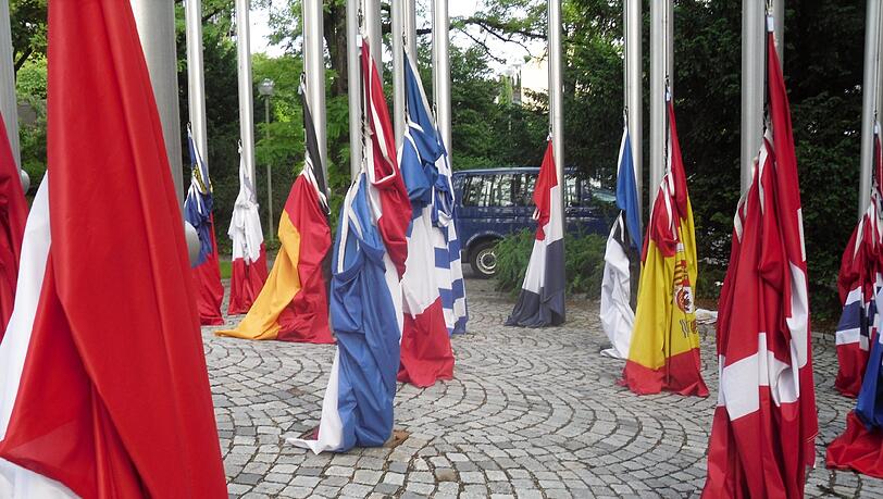 Flagge bekennen für Europa: am Boden oder als Fähnchen im Wind!
