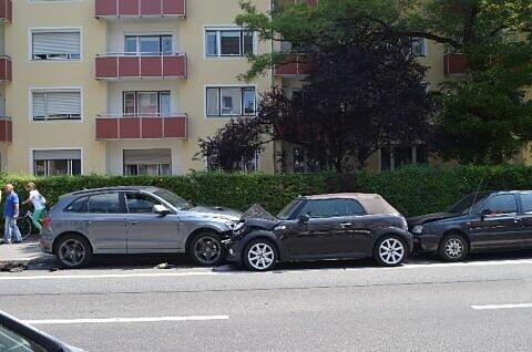 Zusammen geschoben: Der Audi Q5 prallte ungebremst auf den Mini Cooper, dann erwischte es noch drei weitere Autos.