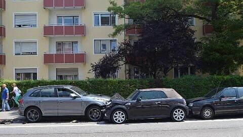 Zusammen geschoben: Der Audi Q5 prallte ungebremst auf den Mini Cooper, dann erwischte es noch drei weitere Autos. Zusammen geschoben: Der Audi Q5 prallte ungebremst auf den Mini Cooper, dann erwischte es noch drei weitere Autos.