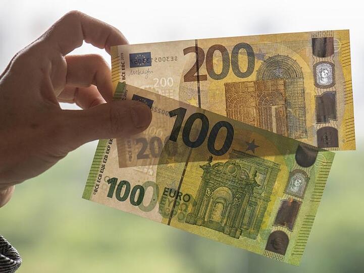 So sehen sie aus: Die neuen 100- und 200-Euro-Scheine sollen es Fälschern noch schwerer machen.