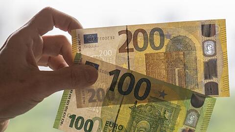 So sehen sie aus: Die neuen 100- und 200-Euro-Scheine sollen es Fälschern noch schwerer machen.