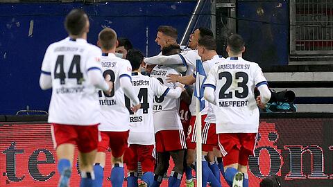 Hamburgs Spieler jubeln über den Treffer zum 2:1-Sieg gegen den FC St. Pauli.