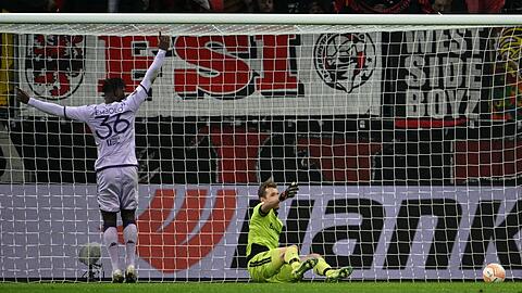 Leverkusens Lukas Hradecky (r) spielte den Ball nach einem Zweikampf mit Monacos Breel Embolo zum 0:1 ins eigene Tor.