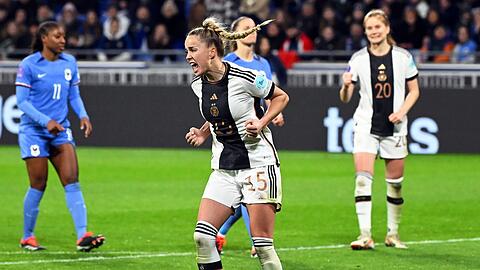 Deutschlands Giulia Gwinn (M) jubelt nach ihrem Treffer zum 1:2 vom Elfmeterpunkt.