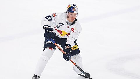 Emil Johansson vom EHC München spielt den Puck.