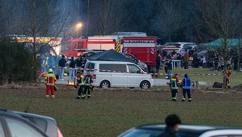 Polizei und Einsatzkräfte stehen nach einem Zwischenfall am Rand einer Feier. Bei einer großen Feier unter freiem Himmel im oberpfälzischen Parsberg ist ein Mann getötet worden.