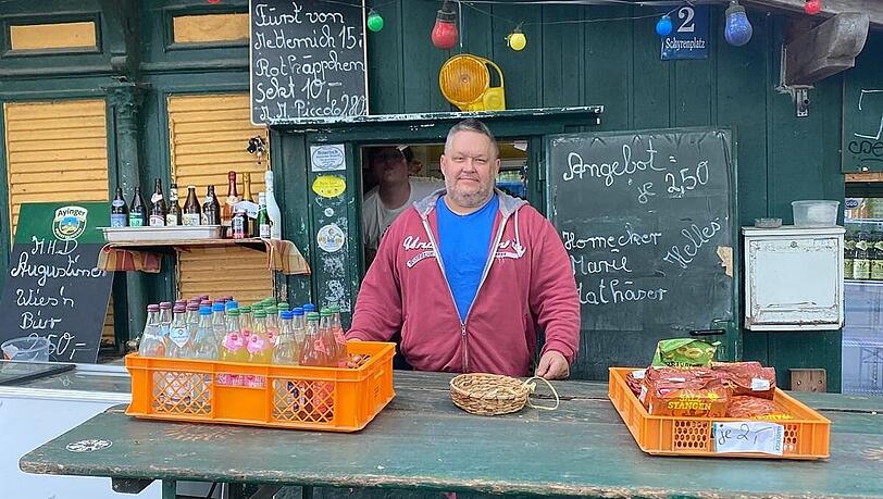 André Löwig betreibt das älteste Standl der Stadt an der Wittelsbacherbrücke seit über 20 Jahren. Bier gibt’s ab 2,50 Euro. Neun Tage musste er seinen Kiosk wegen Ratten schließen. Seit Freitag ist er wieder geöffnet. (Archiv)