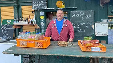 André Löwig betreibt das älteste Standl der Stadt an der Wittelsbacherbrücke seit über 20 Jahren. Bier gibt’s ab 2,50 Euro. Neun Tage musste er seinen Kiosk wegen Ratten schließen. Seit Freitag ist er wieder geöffnet. (Archiv)