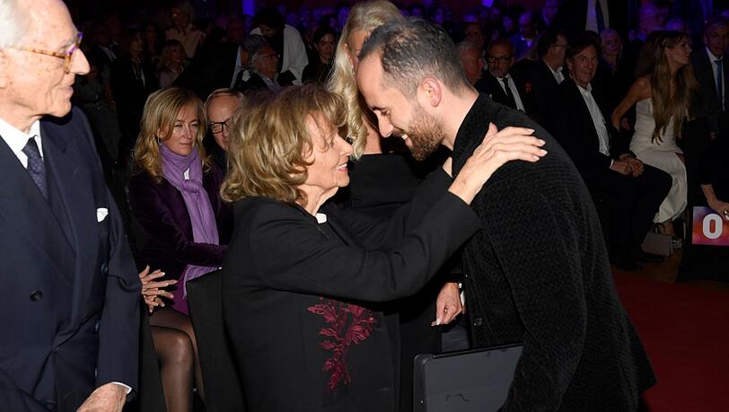 Igor Levit kam nach seinem Auftritt in die erste Reihe zu Charlotte Knobloch. Links Herzog Franz von Bayern. Igor Levit kam nach seinem Auftritt in die erste Reihe zu Charlotte Knobloch. Links Herzog Franz von Bayern.