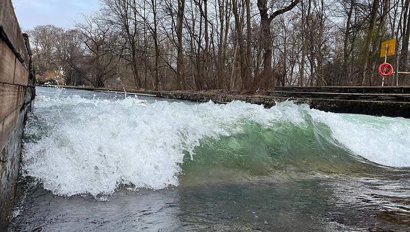 Die Eisbachwelle am Freitagvormittag (6.2.). Bislang t&uuml;rmt sich nur eine Miniwelle auf einer Seite auf. Surfen bleibt erstmal weiter verboten.
