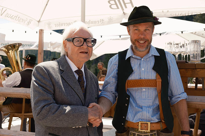 Besuch beim Forsthaus Valepp: Werner Brombach (l.) zusammen mit Gastronom Johannes Rabl, der das historische Forsthaus mit Fu&szlig;ballprofi Manuel Neuer renoviert hat.