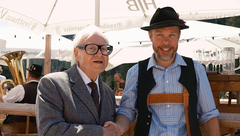 Besuch beim Forsthaus Valepp: Werner Brombach (l.) zusammen mit Gastronom Johannes Rabl, der das historische Forsthaus mit Fußballprofi Manuel Neuer renoviert hat. Besuch beim Forsthaus Valepp: Werner Brombach (l.) zusammen mit Gastronom Johannes Rabl, der das historische Forsthaus mit Fußballprofi Manuel Neuer renoviert hat.