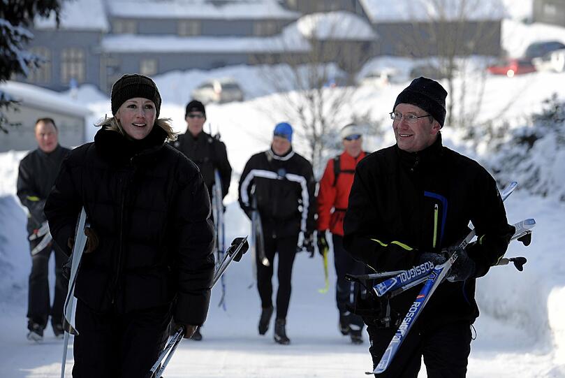 Bundespräsident Christian Wulff und Ehefrau Bettina: in Langlaufausrüstung beim Kurzurlaub im Thüringer Wald.