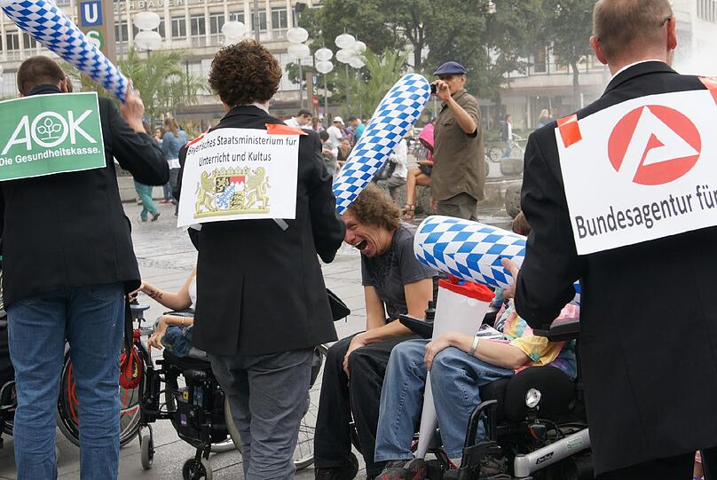 Stachus, Samstag, 14 Uhr: Ein martialisches Schauspiel mit dem Namen &bdquo;Krüppelschlagen &ndash; Schläge gegen Menschenrechte&ldquo; bietet sich ab 14 Uhr in der Innenstadt. Damit wollen Behinderte auf die Probleme und Diskriminierungen hinweisen, die sie im Alltag erfahren.