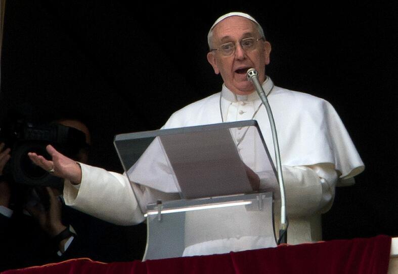 Papst Franziskus hält sein erstes Angelus-Gebet. Auf dem Petersplatz jubelt ihm die Menge zu. Die Bilder aus Rom.
