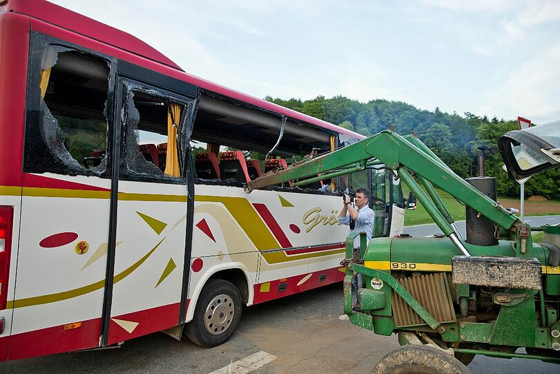Tragischer Unfall im Nürnberger Land: Ein 13-Jähriger stirbt, als ein Traktor mit einem Schulbus zusammenstößt.