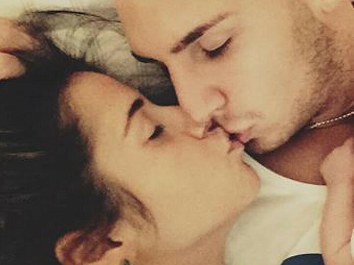 Sarah Engels und Pietro Lombardi und das Ämrchen ihres neugeborenen Sohnes Alessio