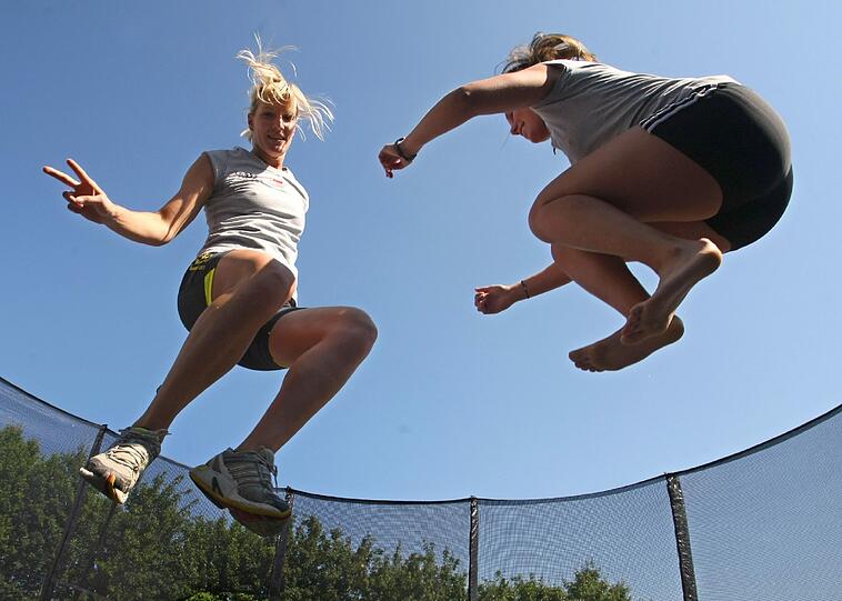 Sportlich trieben es Unbekannte in den Allgäuer Gemeinden Biessenhofen, Dietmannsried und Probstried. Sie klauten
aus Gärten unbemerkt drei komplette Trampoline und bauten sie auf der Straße wieder auf.